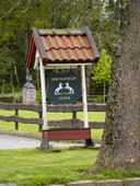 När man kommer fram till gården möts man av Springfield Farm-skylten, som har fått ett eget tak.